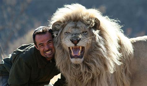 A Man Hugs a Wild Lion. Watch this Incredible Video - Smag31