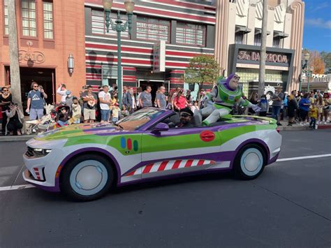 Redesigned Buzz Lightyear Costume Cruises Into Pixar Pals Motorcade at Disney's Hollywood ...