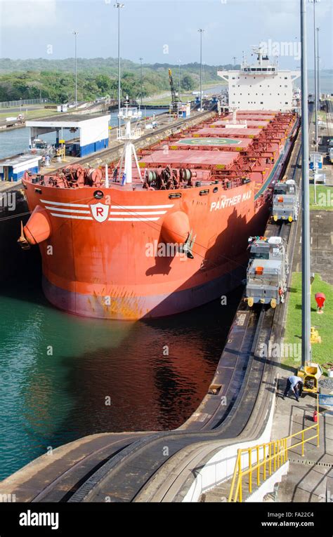 Bulk Carrier Panamax Ship In Gatun Locks, Panama Canal. Panama Stock Photo - Alamy