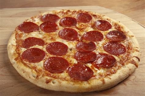 Large Pepperoni Pizza Calories | Livestrong.com