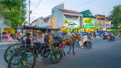 Shopping at Yogyakarta's Jalan Malioboro, Indonesia