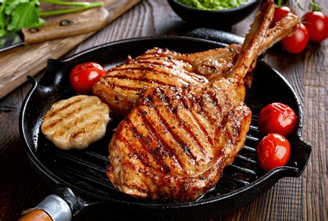 What is a Tomahawk Steak: Guide to Tomahawk Steak