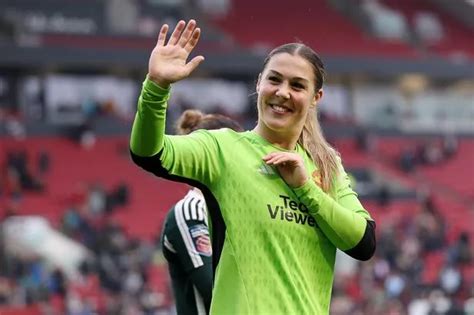 Manchester United Women's goalkeeper Mary Earps makes history with prestigious award win ...