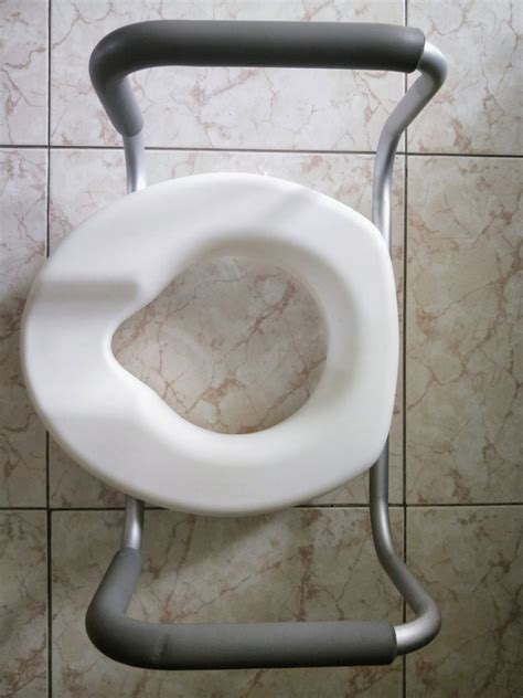 Raised toilet seat, Furniture & Home Living, Bathroom & Kitchen Fixtures on Carousell