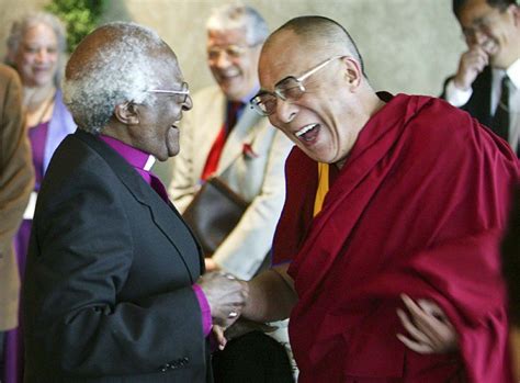 Desmond Tutu and Dalai Lama laughing. | Desmond tutu, Dalai lama ...