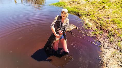 Teen Actress Goes Gator Hunting | Ron's Guide Service