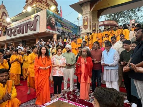 Amitabh Bachchan participates in Ganga Aarti at Parmarth Niketan ...