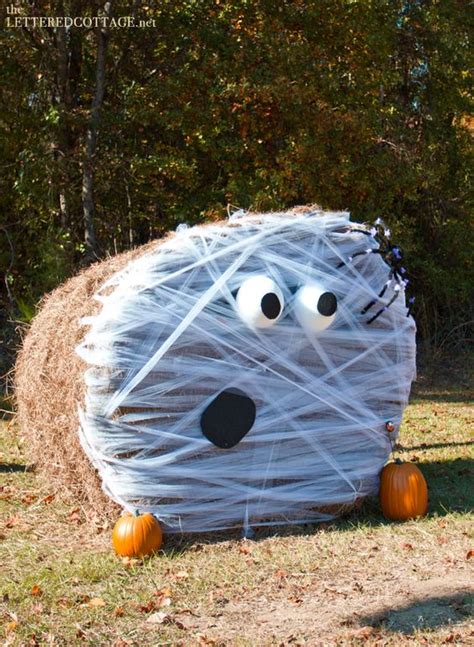 HALLOWEEN HAY BALE ART - The Keeper of the Cheerios