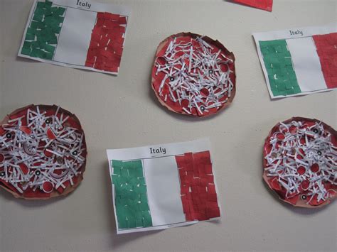 Italy crafts: pizza and Italy flag #italianactivitiesforkids | Italy for kids, Learning italian ...