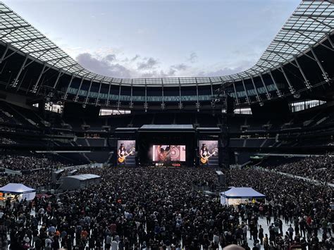 Picture from the Tottenham concert 1/7/22 : GunsNRoses