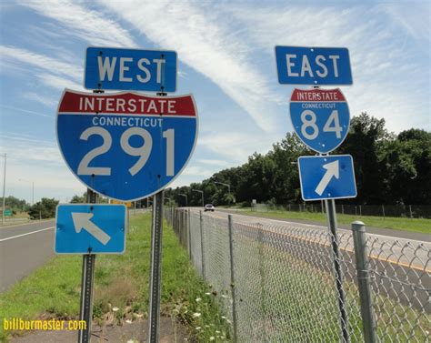 A set of guide markers on the ramps from I-84/384.