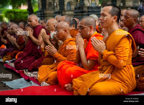 International Buddhist monks pray at Mahabodhi temple, Bodh Gaya Stock Photo: 79181218 - Alamy