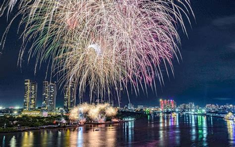 Fireworks Light up Ho Chi Minh City"s Sky on April 30 | Vietnam Times