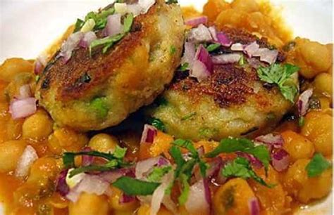 10 Most Famous Street Foods in Agra - Cuisines, Dishes