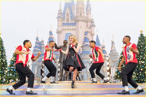 Disney Christmas Parade 2021 - Full Performers List Revealed!: Photo ...