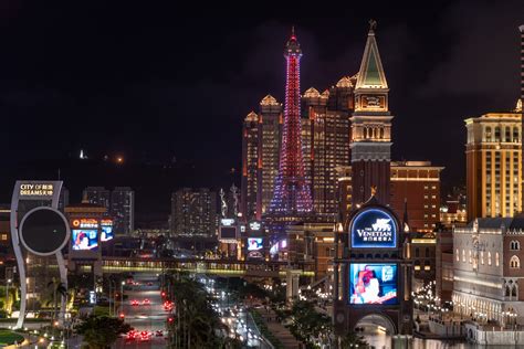 Macau's $1,300-a-Night Hotel Rates Drop Before China Holiday - Bloomberg