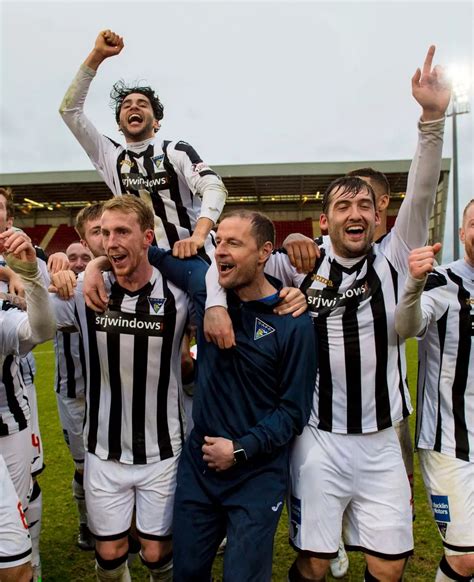 Dunfermline Athletic celebrate winning the League One title - Daily Record