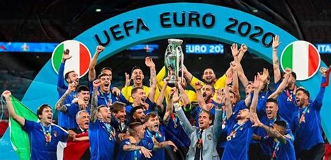 Italy Lifts Euro 2020 Trophy after Beating England on Penalties - GreekReporter.com