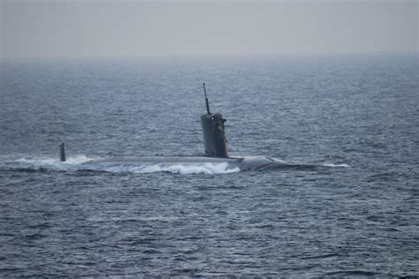 Video: U.S. Navy Submarine Crashes Through Arctic Ice - Newsweek