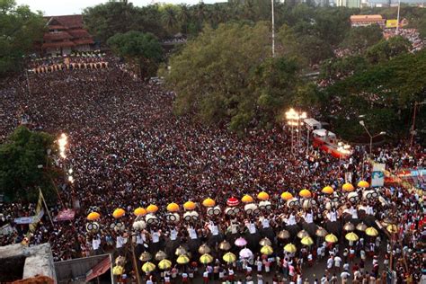 Thrissur Pooram 2016 – Discovering India