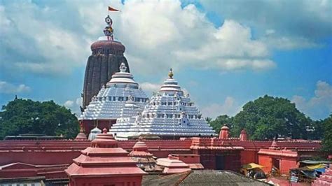 CM Naveen Patnaik inspects cracks in Sri Jagannath temple, central team ...