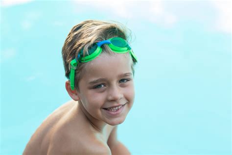 Keeping Kids Safe Around Swimming Pools - The Daily Deep End