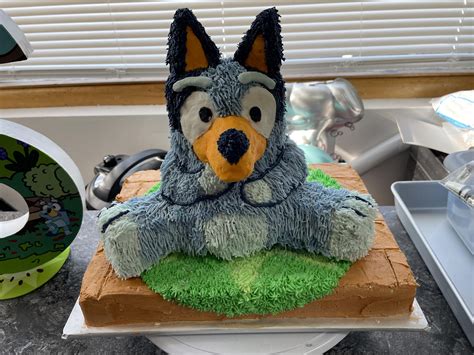 bluey cake my mom made for my niece + the 6 i decorated for her as well : r/bluey