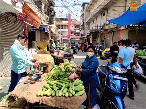 Free Photo: Busy Laxmi Nagar vegetable market during lockdown