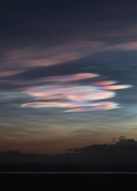 🔥 Stratospheric clouds over Iceland today : r/NatureIsFuckingLit