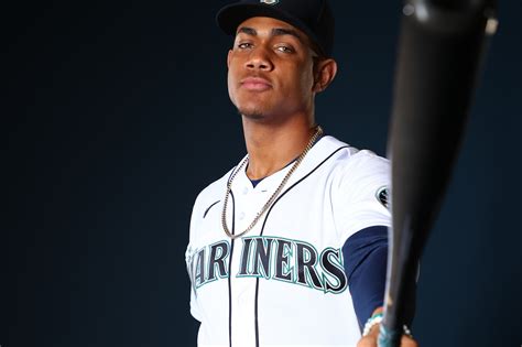 Mariners create new show starring outfield prospect Julio Rodriguez