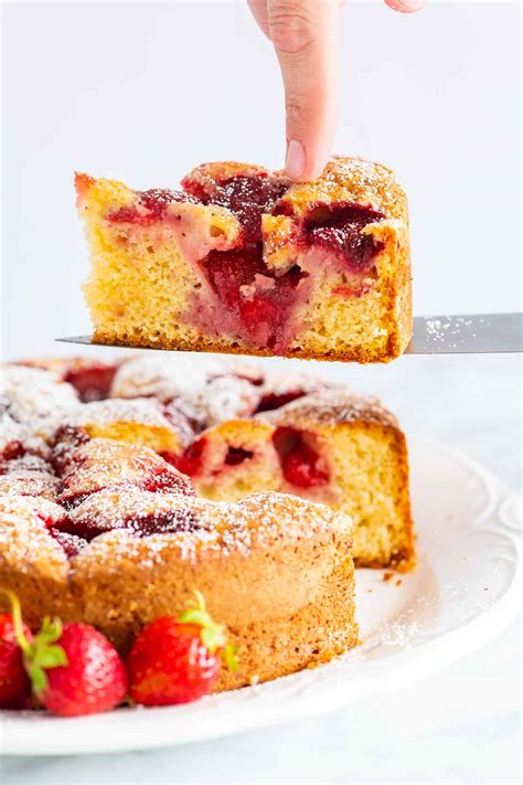 Easy Strawberry Cake Recipe