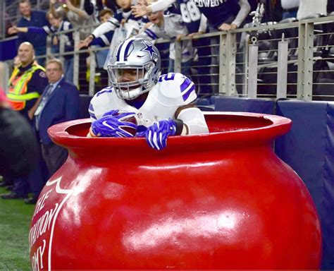 Zeke Elliott Tests Positive For COVID, Cowboys To Quarantine Him In Salvation Army Bucket