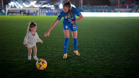 Soccer star Alex Morgan makes history as a mom - ABC News