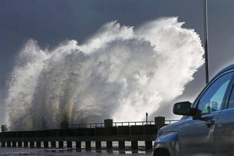 Hampton Beach coastal flooding: Police shut down Ocean Boulevard ...