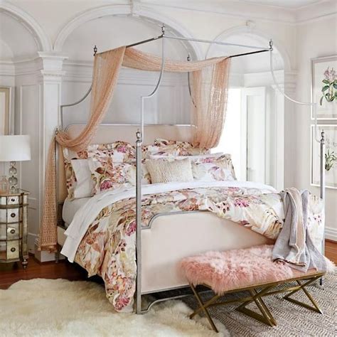 Romantic Bedroom With Canopy Beds 22 - SWEETYHOMEE