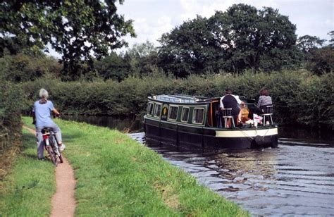 Along the Staffordshire & Worcestershire Canal | AA RatedTrips.com