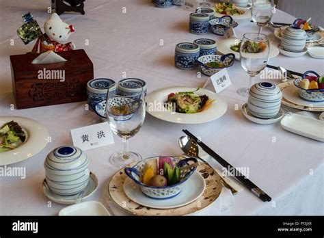 Chinese table setting hi-res stock photography and images - Alamy