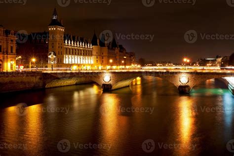 night panorama of Seine river in Paris 11693367 Stock Photo at Vecteezy