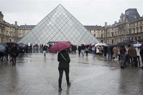 Louvre Museum Reopens; Egypt Identifies Machete Attacker