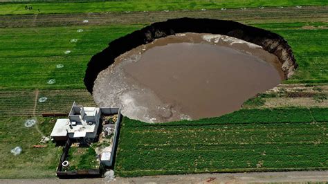 Massive sinkhole swallowing up farmland in Central Mexico's Puebla ...