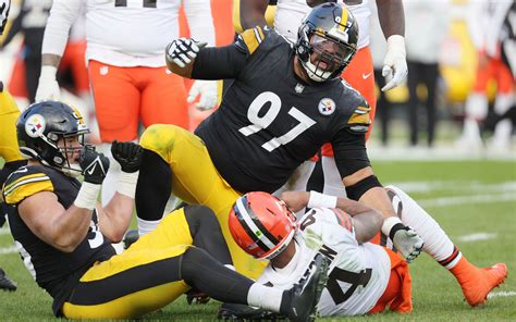 Cleveland Browns quarterback Deshaun Watson vs. Pittsburgh Steelers ...