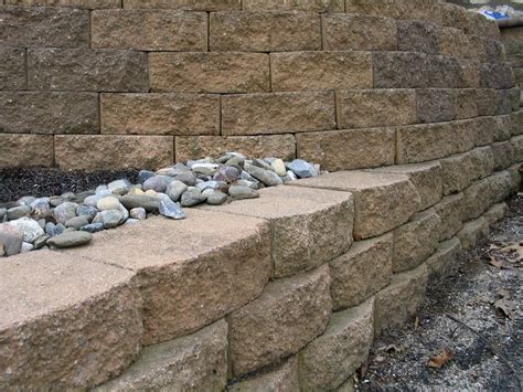 How to Build a Retaining Wall With Blocks