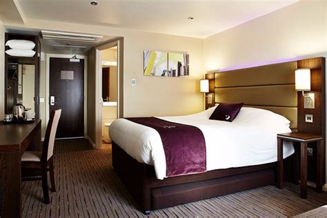 PREMIER INN CIRENCESTER HOTEL: UPDATED 2023 Reviews, Price Comparison ...