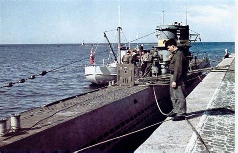 U-Boot à quai. | Sous marin, Navire de guerre, Plans de bateau