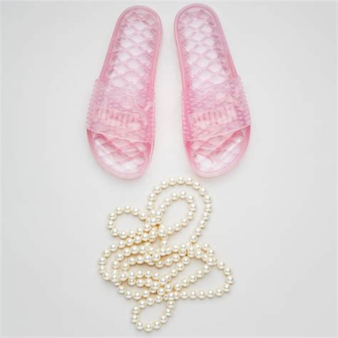 Rihanna Announces New FENTY x PUMA Jelly Slides! – aGOODoutfit