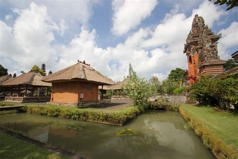 Pura Taman Ayun Temple Bali - Entrance Fee & Dress Code