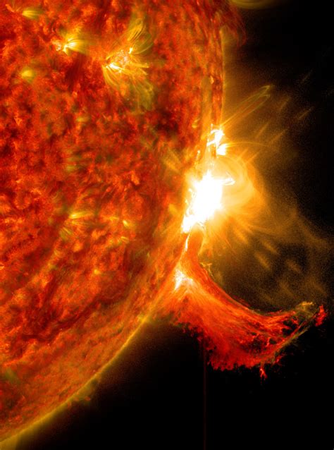 La prima simulazione di un brillamento solare - MEDIA INAF