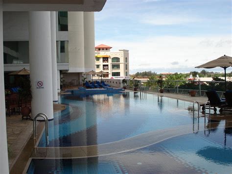 Bild "Pool im Le Meridian 2" zu Hotel Le Meridien Kota Kinabalu in Kota Kinabalu