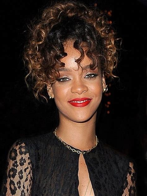 Rihanna curly hair | Rihanna curly hair, Curly hair inspiration, Curly ...