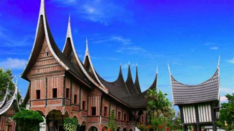 Foto Rumah Adat Minangkabau: Bentuk, Fungsi, Keunikan dan Bahannya